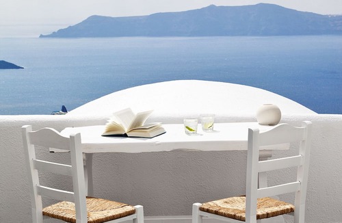 Firostefani Apartment | Homeric Poems