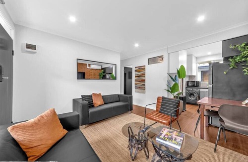 Albion Apartment | Vintage Groove at the Garden End