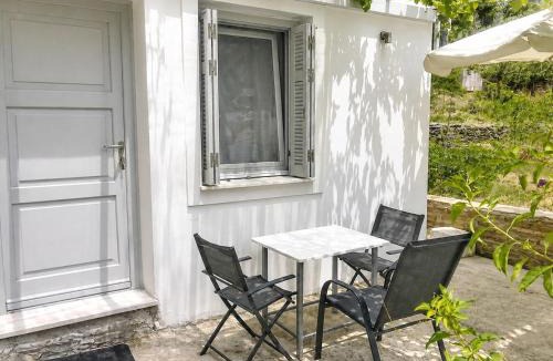 Paleopolis Apartment | Bright & Cozy Home, 5 mins to Andros Town