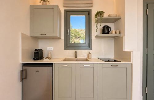 Gavrio Apartment | Niriides Sea View Luxury Suites, Renovated 2026