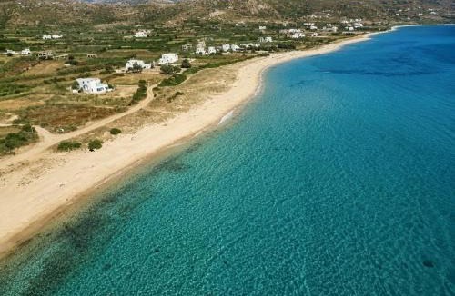 Plaka Apartment | Kalais Beachfront Suites - Stunning Sea & Sunset Views, Free Beach Chairs, Bus Stop Outside, 12 Min from Naxos Town, 200 Mbps WiFi
