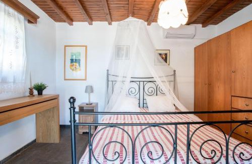 Naxos House | Black Sand