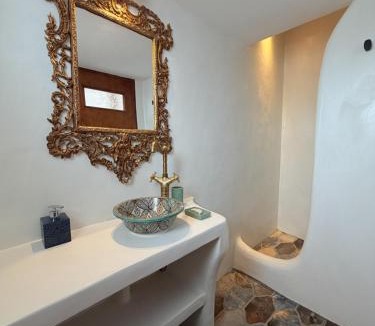 Apikia Apartment | Art & Motion Union - Sunrise Room