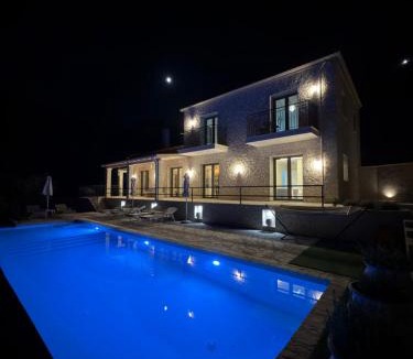 Petaleia Villa | SeaForest Villa, Grand New! 2 km from Beach