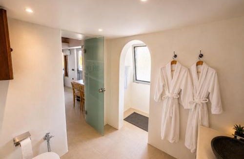 Milos Apartment | iLocal Premium Services suite