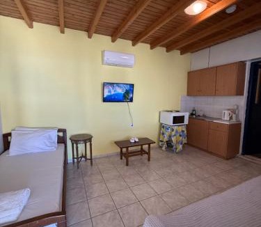 Logaras House | Yellow Beach House
