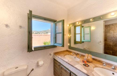 Megas Gialos Apartment | Beachfront Majestic Villa
