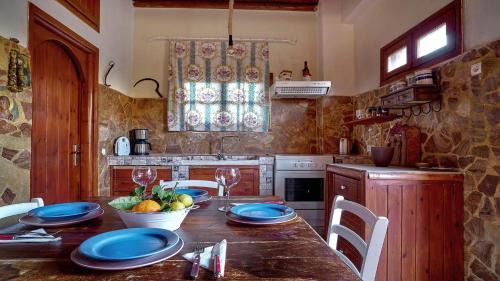 Moni Chrisoskalitissis House | La Irilia Residences & Retreat