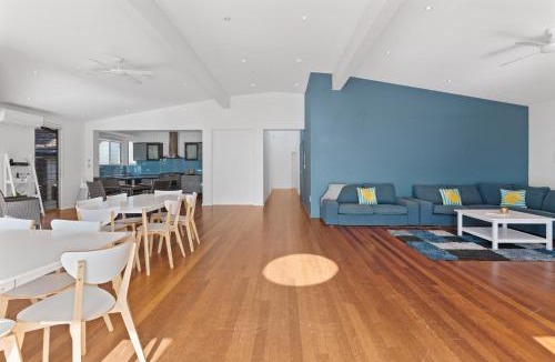 Toowoon Bay House | MODERN BEACH MANSION / 2 MINUTES FROM WATER
