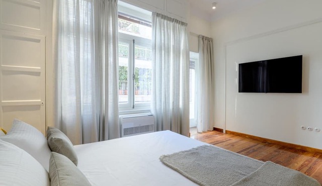 Your 4 Bdrm Dream House w Acropolis View Jacuzzi in Athens