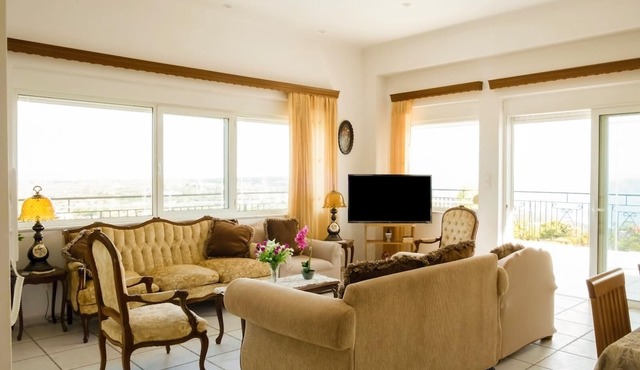 Villa Afroditi near Airport with Pool, Free Wi-Fi, Souda Bay Views, Garden Oasis in Chania