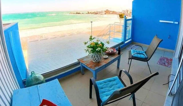 Deluxe Beach Apartment- Sleeps 2 & Private Terrace
