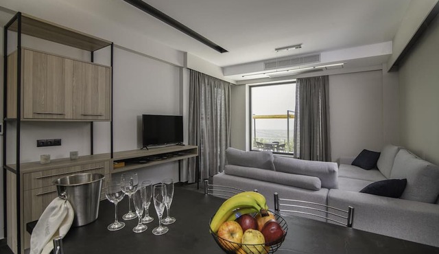 Serenity Suites Sea View 3