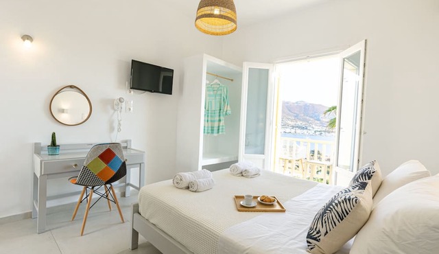 Akrotiri Hotel