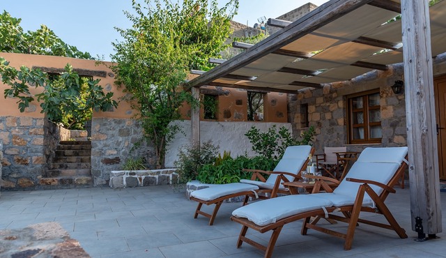 Pool Villa for 10 people next to the beach and the city center