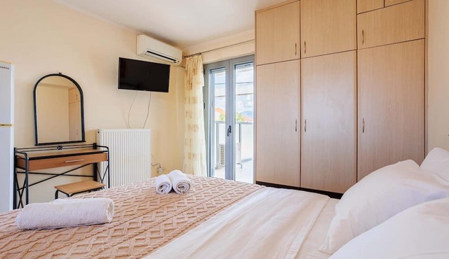 Cozy Studio w Balcony in the Center of Filiatra in Trifylia
