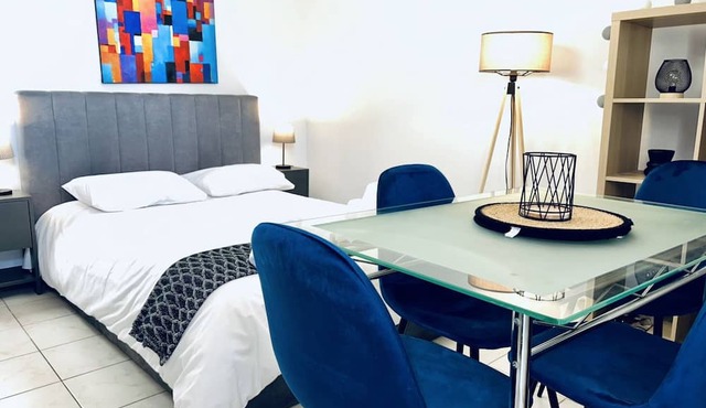 Ella Suite Piraeus Stylish St, Balcony & Sea View in Piraeus