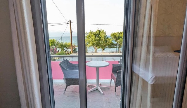 Okeania Seafront Rooms in Kamena Vourla