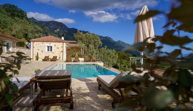 ASTRALI STONE VILLAS in Souli