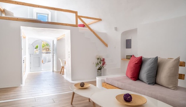 Karpimo Suites in Santorini