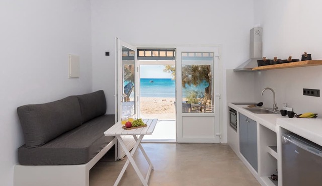 Opal Wave Milos: A seafront escape house in Milos