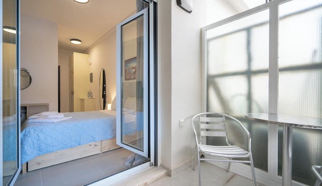 City Center Studio for 2 by MPS in Athina