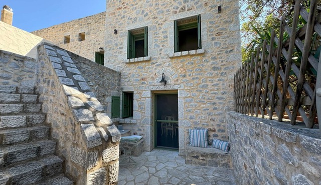 Alypa Pyrgos – Historic residential tower right by the sea in Mani in Alypa