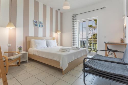Bel Momento - Family Room in Alikanas