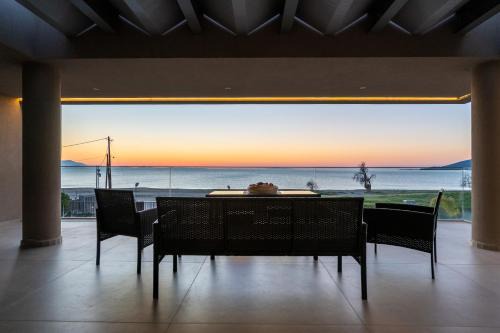 Sun and Sea Apartment - Beachfront, 2 Bedrooms with Sea View & Garden