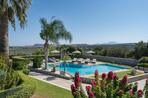 Villa Anna with Private Pool, Play area & BBQ, 5km from the Beach in Astérion