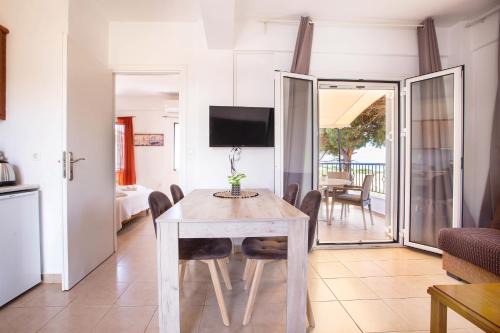 Romanos Beach Villas 