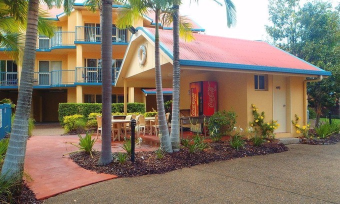Cannonvale Hotel | at Beach Court Holiday Villas