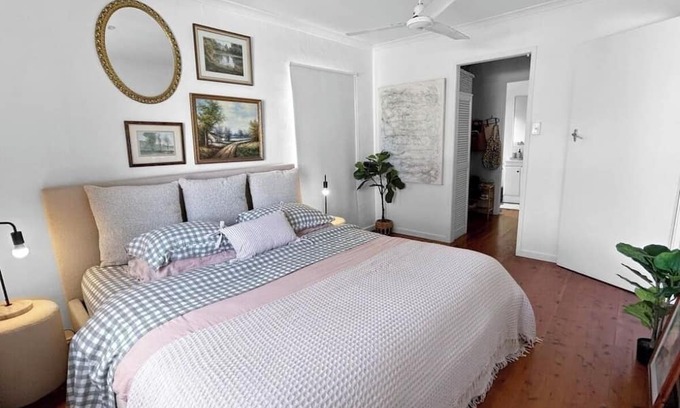 Labrador House | Charming 3 bedroom cottage style home on the Gold Coast - Pet friendly